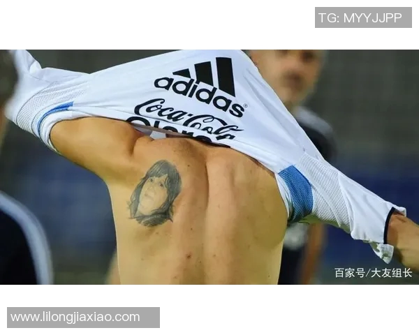 足球明星华丽西装亮相背后的故事与时尚风潮解析